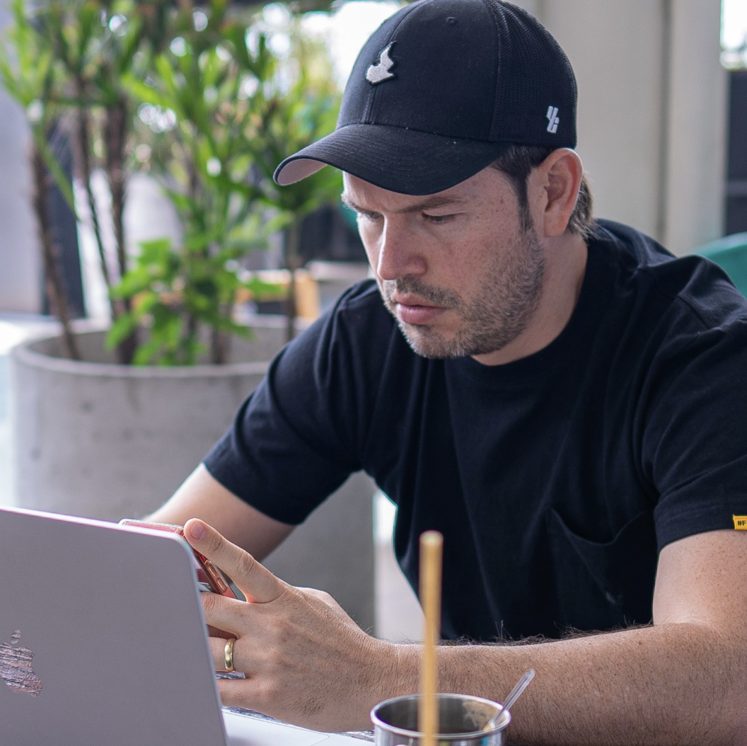 Fernando Aguilar trabajando en estrategia de negocios con IA